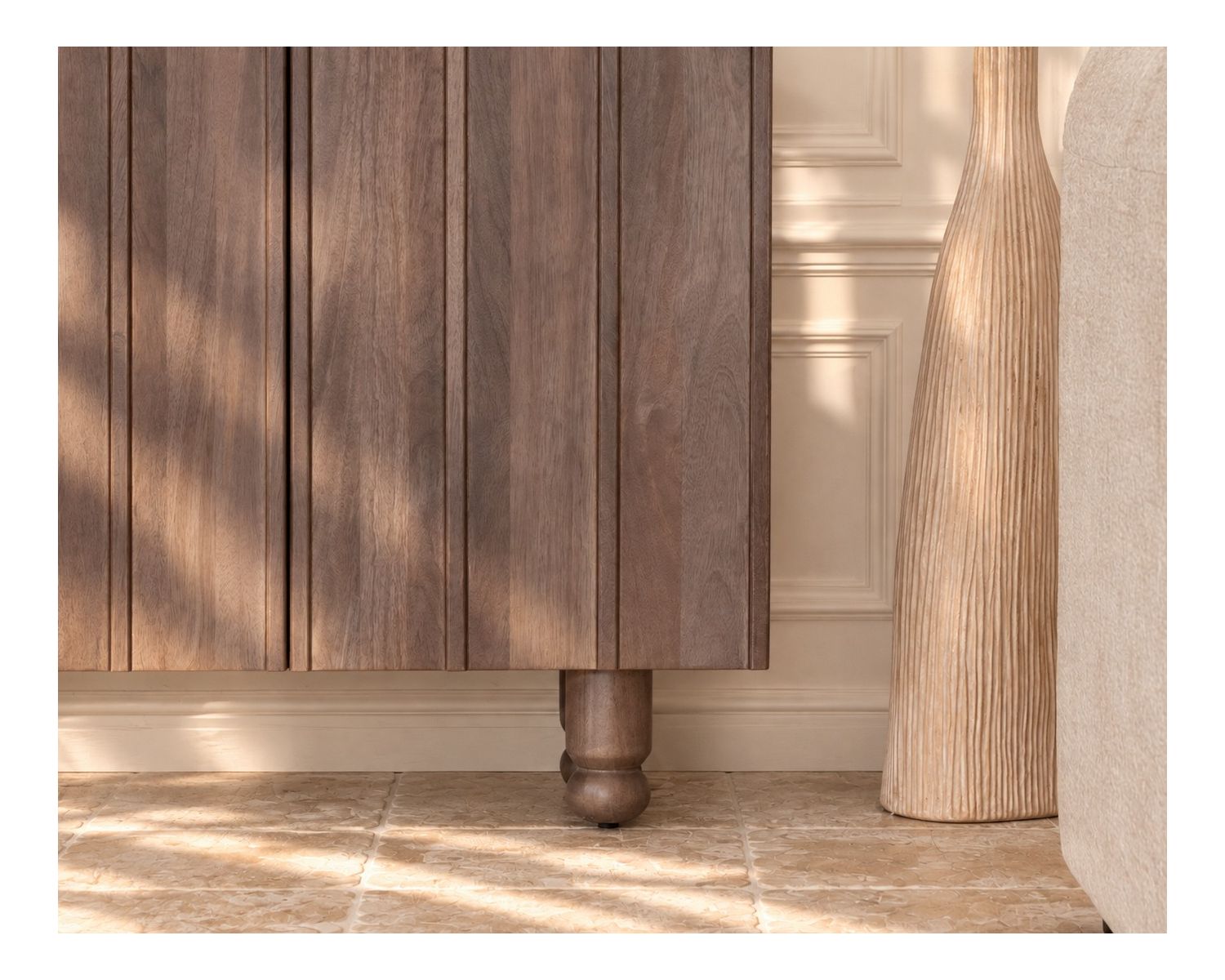 Enfilade 4 portes en manguier massif et marbre beige veiné "Manon" à façades cannelées