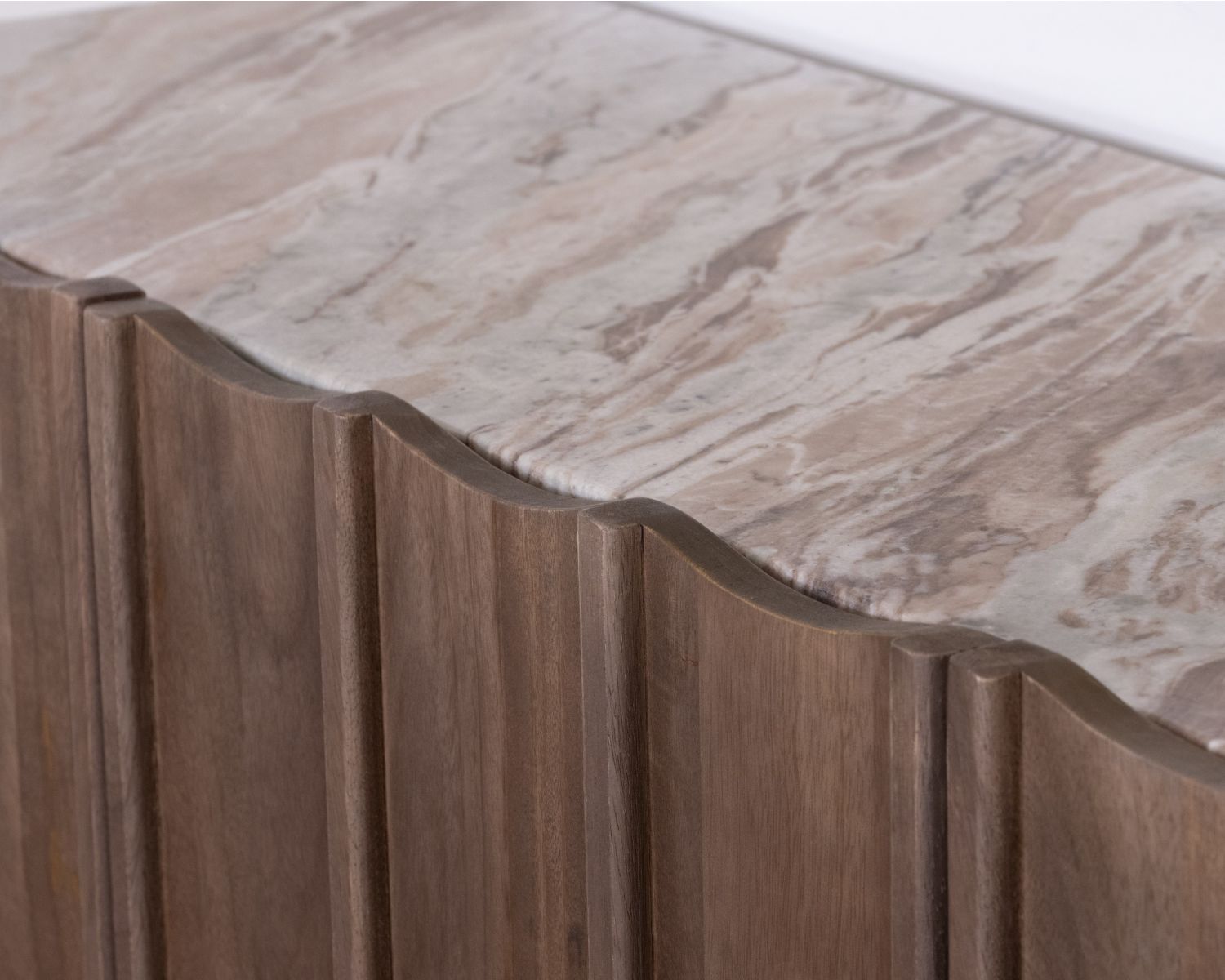 Enfilade 4 portes en manguier massif et marbre beige veiné "Manon" à façades cannelées