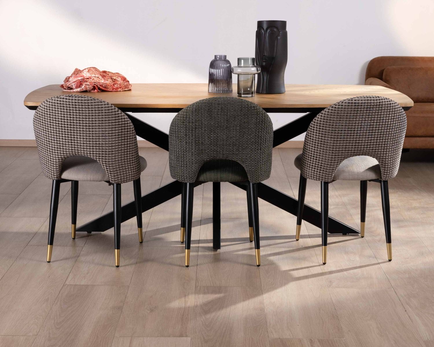 Table de salle à manger 200cm forme bateau placage chêne finition biseautée noire "Toledo"