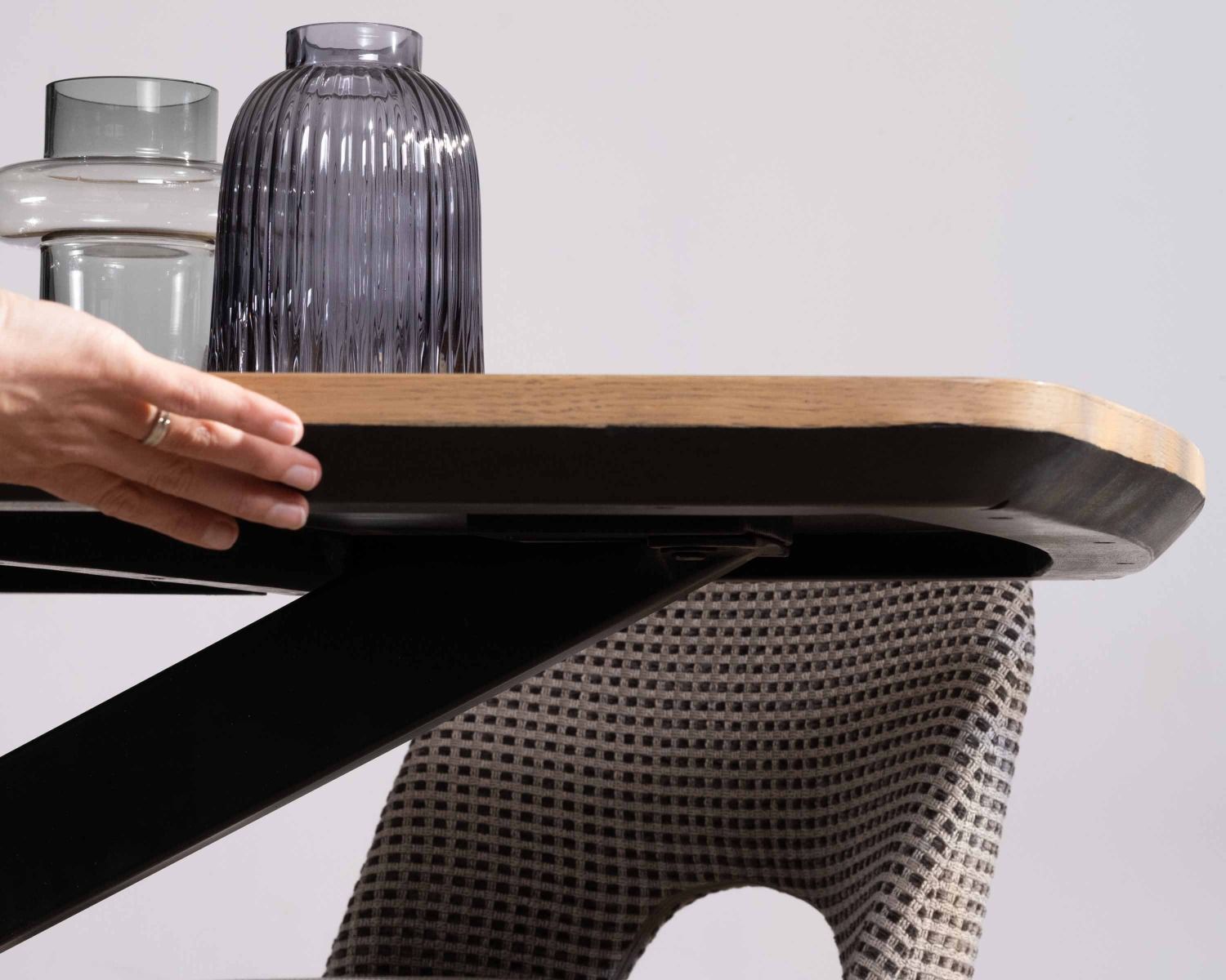Table de salle à manger 200cm forme bateau placage chêne finition biseautée noire "Toledo"