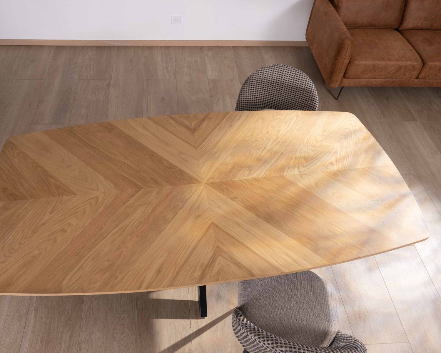 Table de salle à manger 200cm forme bateau placage chêne finition biseautée noire "Toledo"