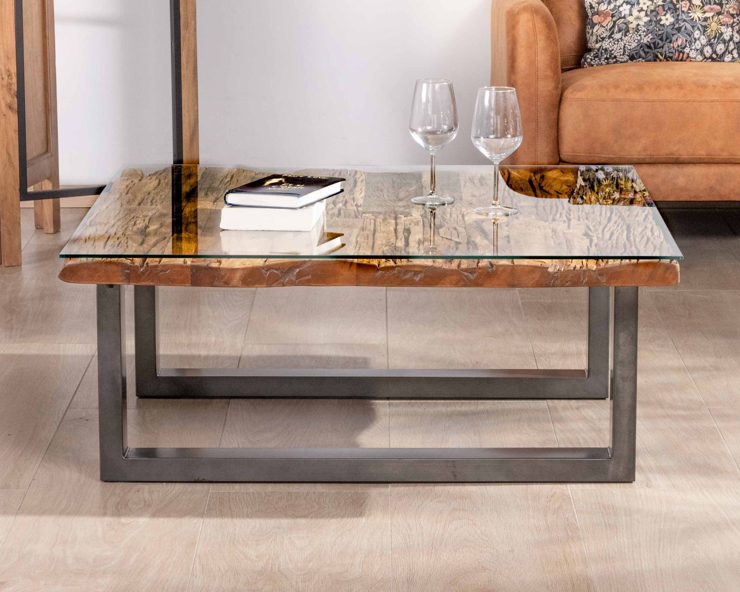 Table de salon carrée en bois recyclé naturel plateau verre et pieds U noir antique "Cidade"