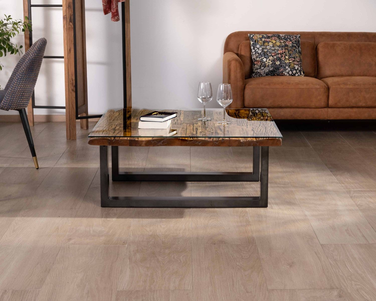 Table de salon carrée en bois recyclé naturel plateau verre et pieds U noir antique "Cidade"