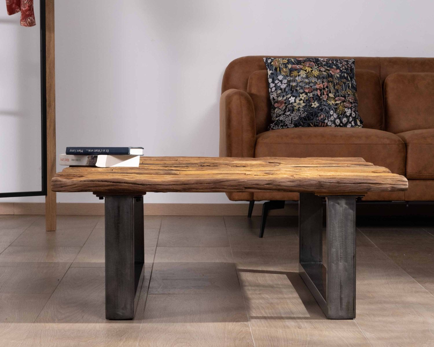 Table de salon carrée en bois recyclé naturel plateau verre et pieds U noir antique "Cidade"