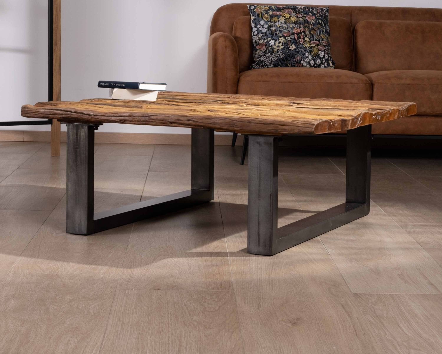 Table de salon carrée en bois recyclé naturel plateau verre et pieds U noir antique "Cidade"