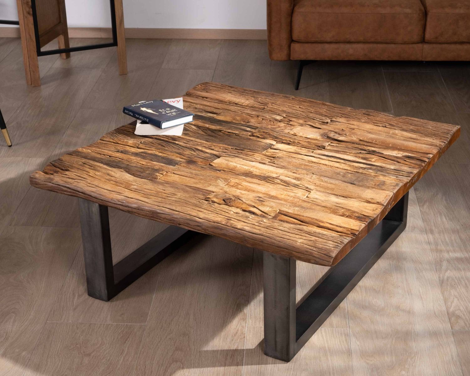 Table de salon carrée en bois recyclé naturel plateau verre et pieds U noir antique "Cidade"