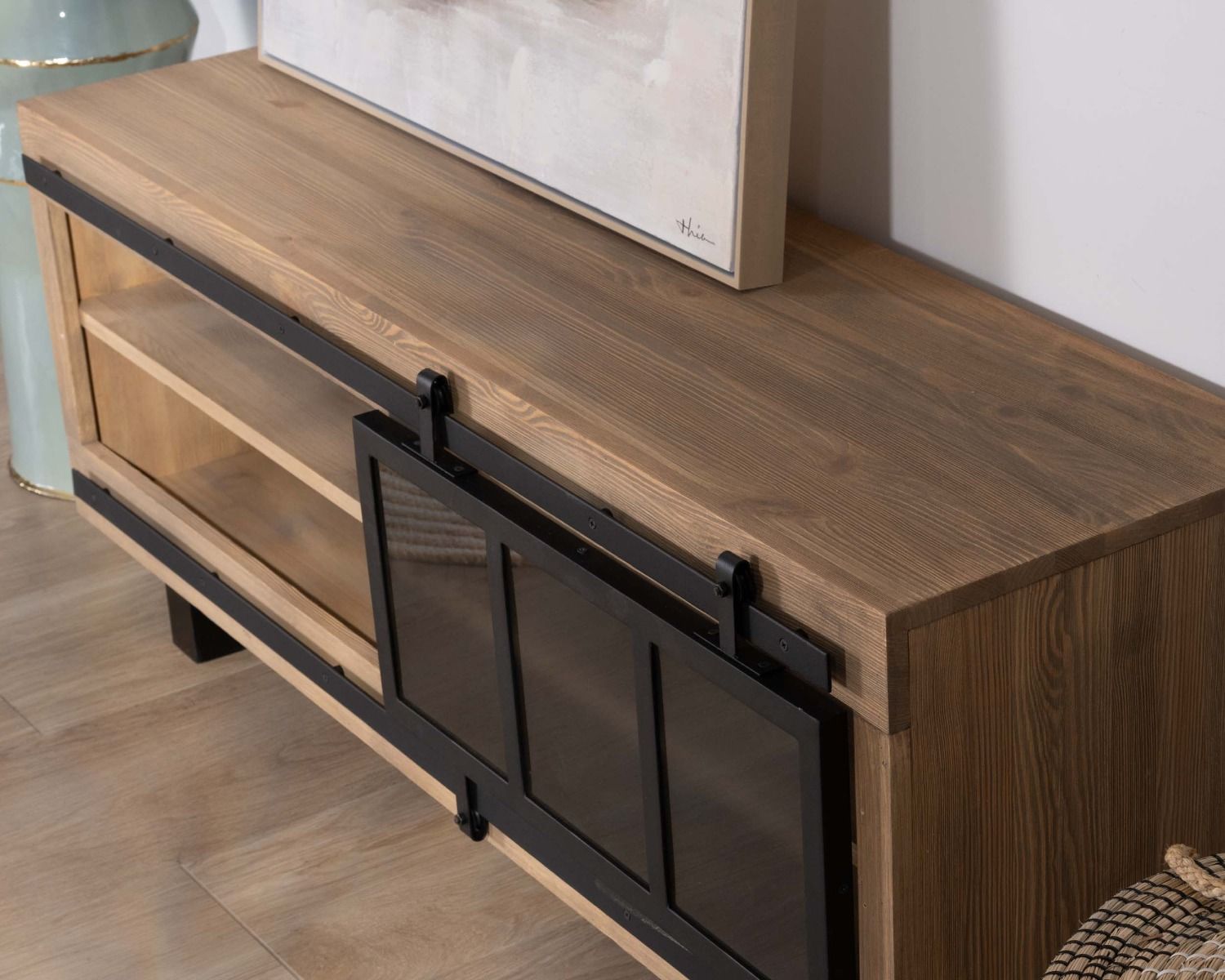 Meuble TV 140 cm contemporain en pin brossé avec porte coulissante vitrée "Tolf"