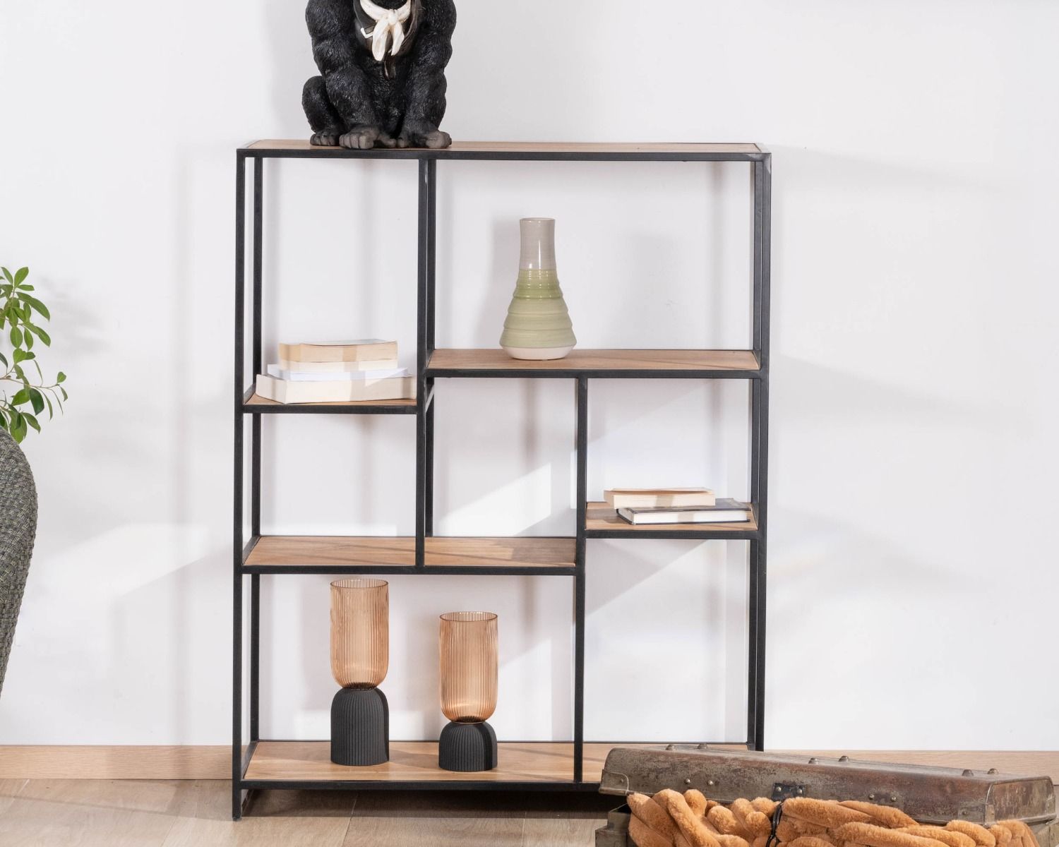 Grande étagère carrée design épuré en acacia et métal noir "Urban Metal"