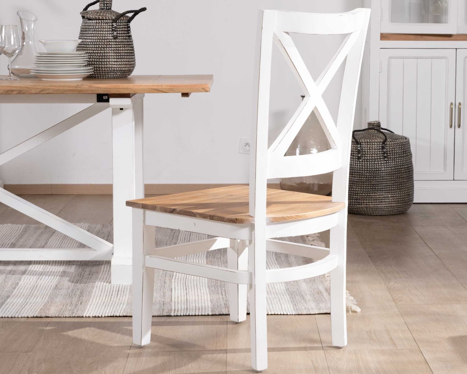 Lot de deux chaises de repas en acacia massif finition naturelle et blanche "Trégastel"