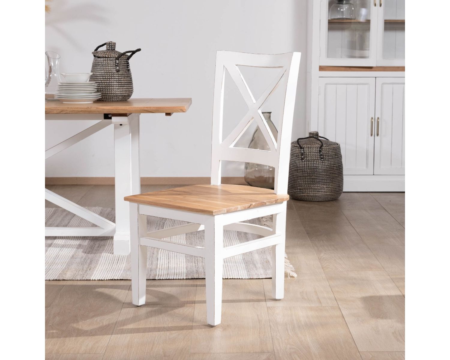 Lot de deux chaises de repas en acacia massif finition naturelle et blanche "Trégastel"