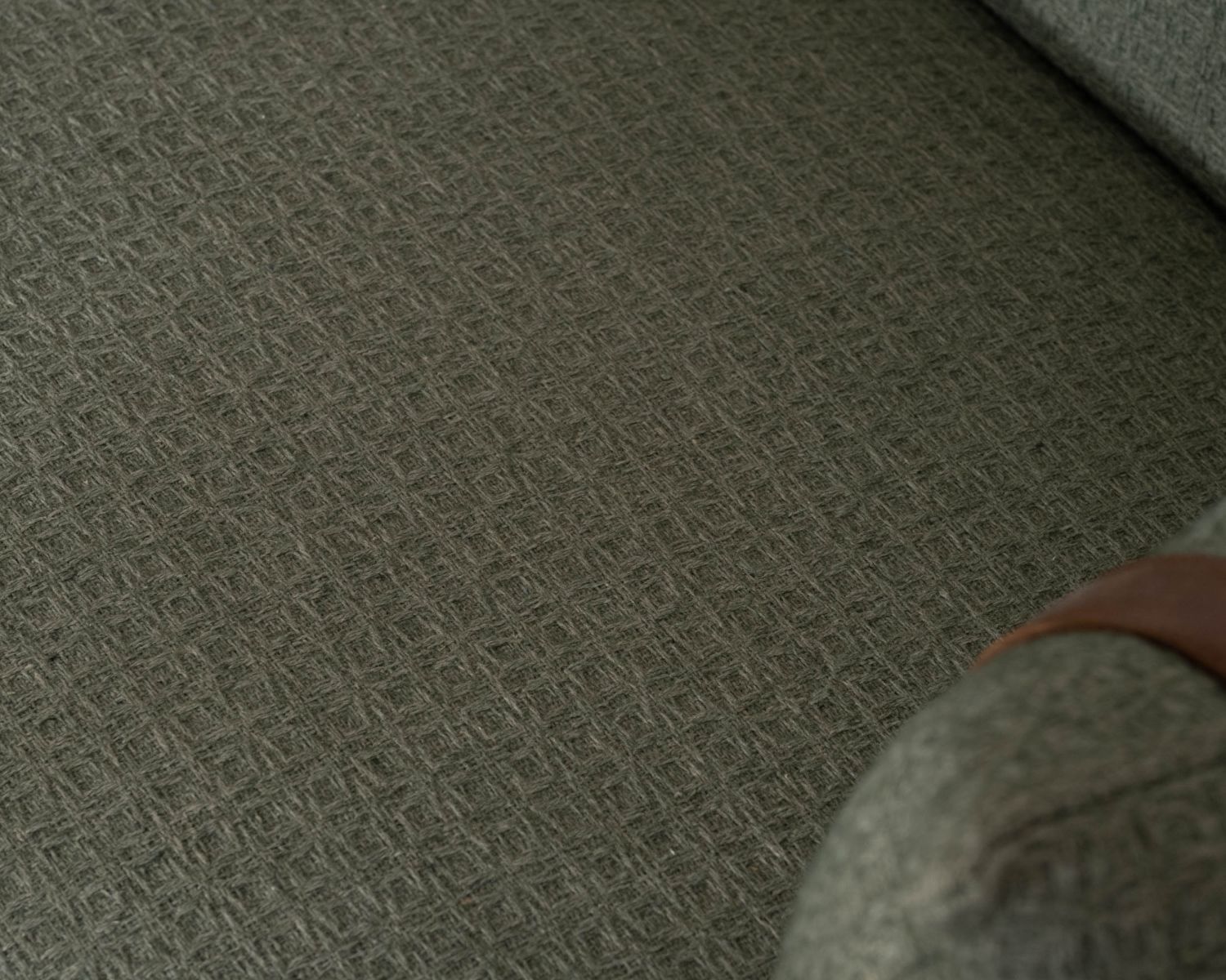 Canapé 2 places esprit ethnique en tissu gaufré kaki "Plume"