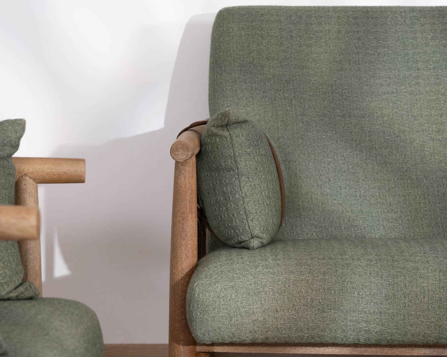 Canapé 2 places esprit ethnique en tissu gaufré kaki "Plume"