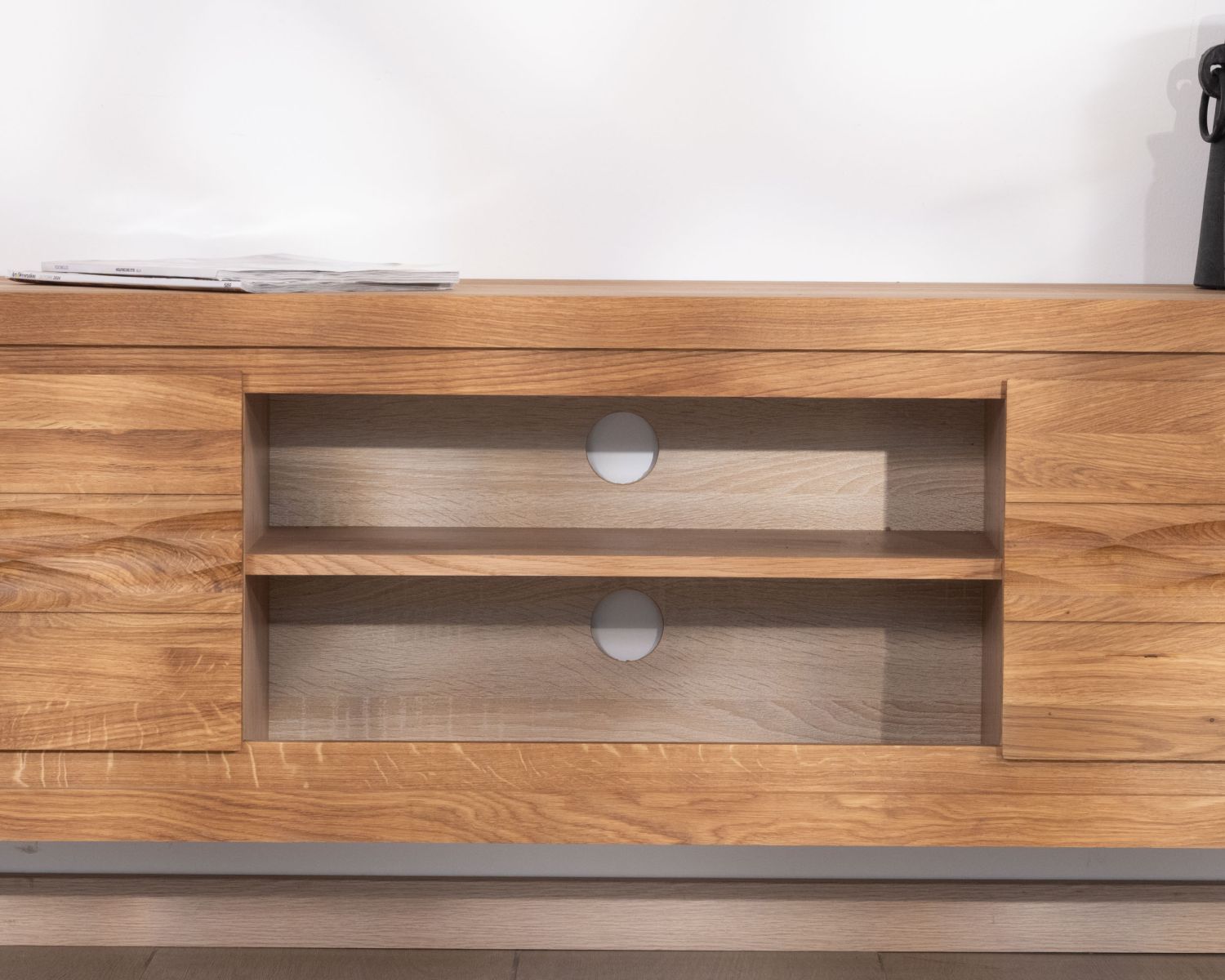Meuble TV en chêne huilé 160 cm "Wave" avec niches centrales esprit zen