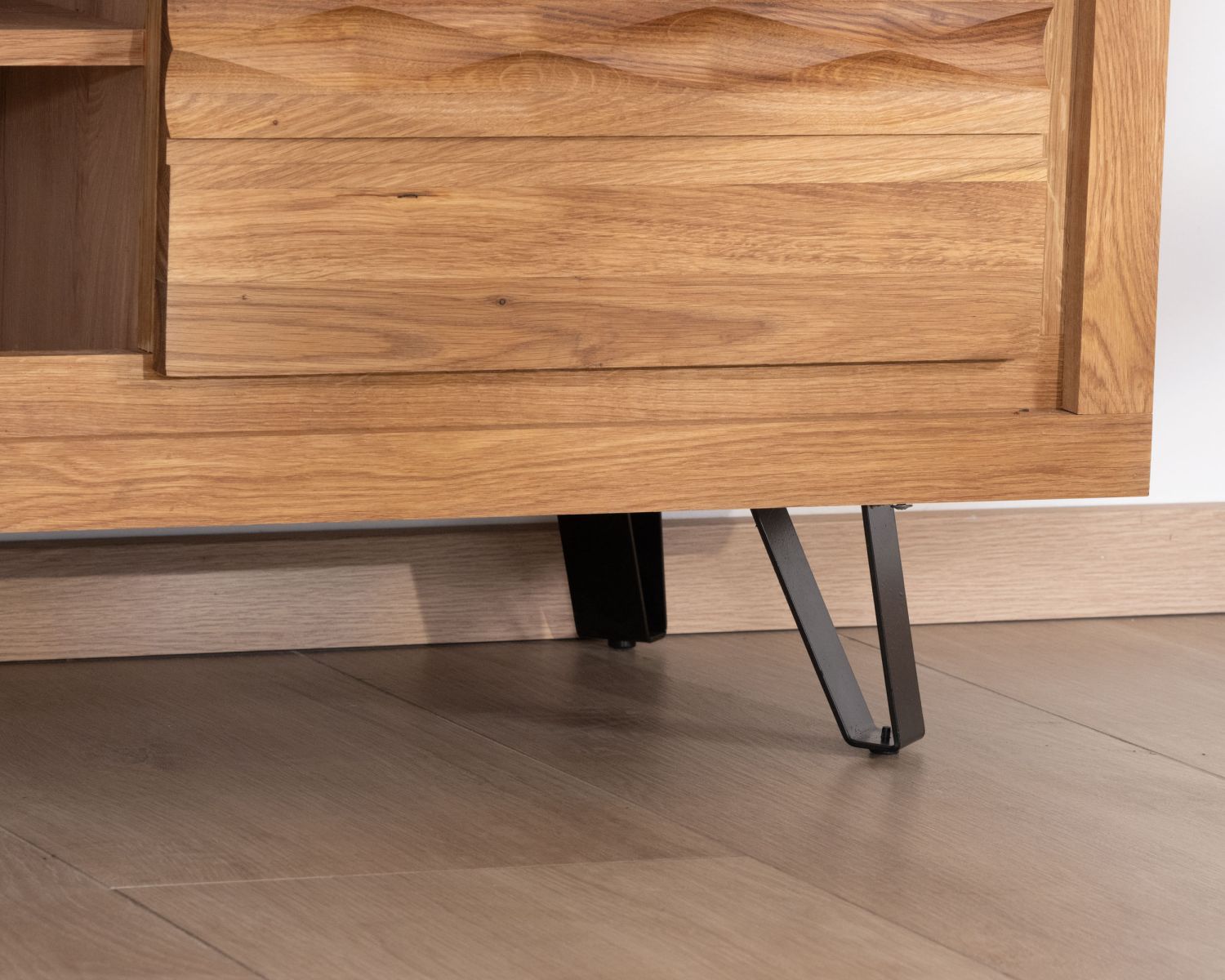 Meuble TV en chêne huilé 160 cm "Wave" avec niches centrales esprit zen