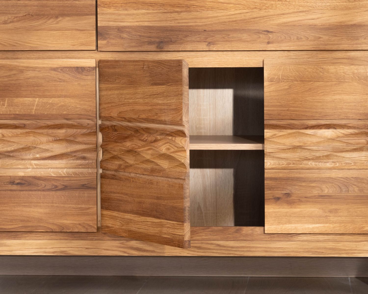 Grand buffet en chêne huilé 190 cm "Wave" esprit contemporain épuré