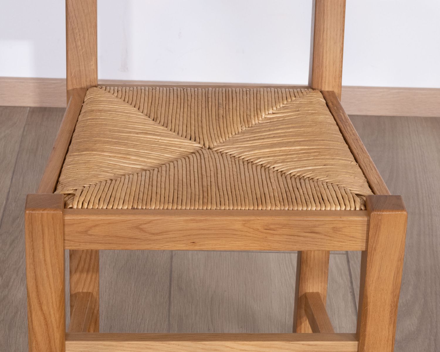 Chaise de repas en chêne massif et assise tressée "Antique" esprit classique