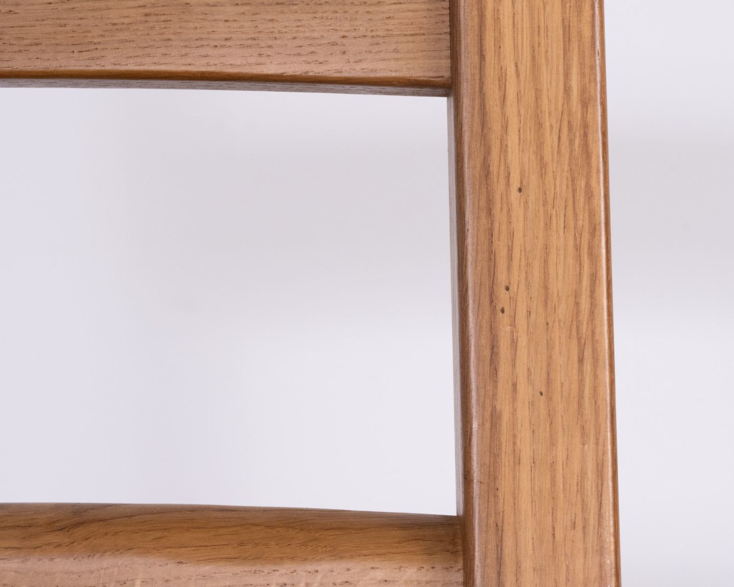 Chaise de repas en chêne massif et assise tressée "Antique" esprit classique