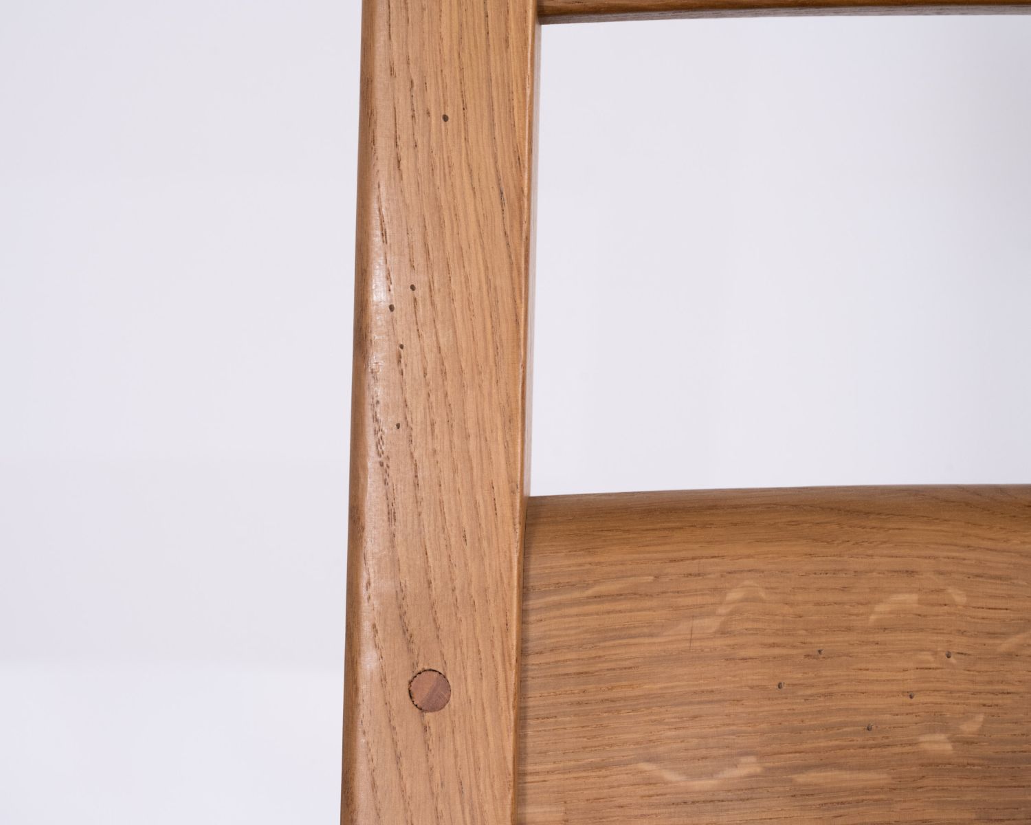 Chaise de repas en chêne massif et assise tressée "Antique" esprit classique