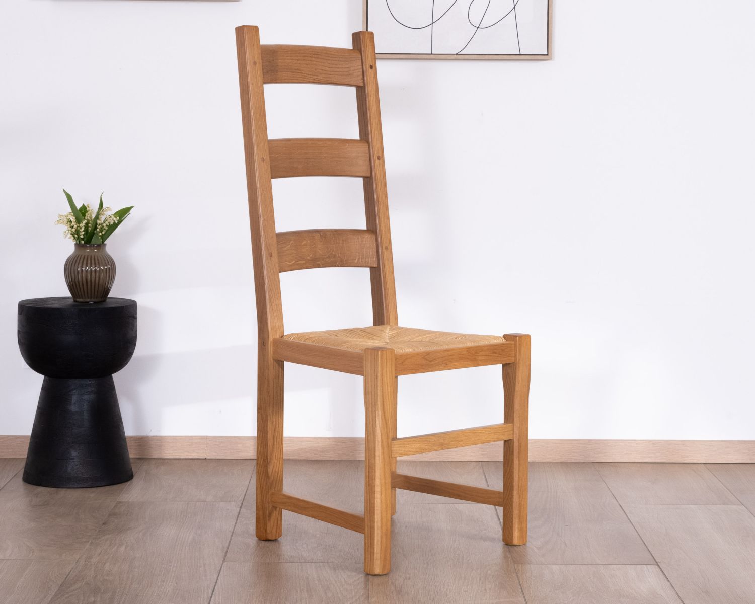 Chaise de repas en chêne massif et assise tressée "Antique" esprit classique