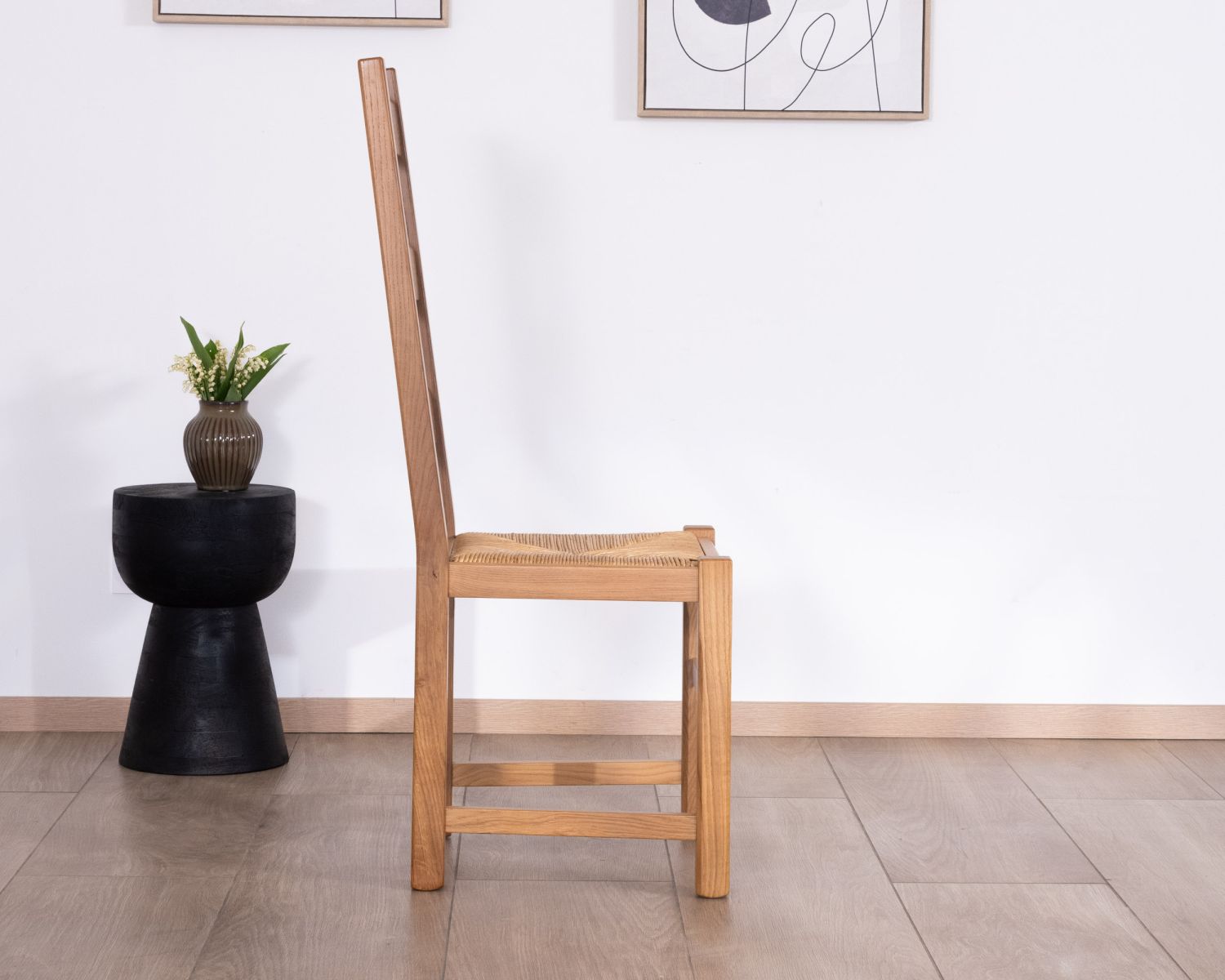 Chaise de repas en chêne massif et assise tressée "Antique" esprit classique