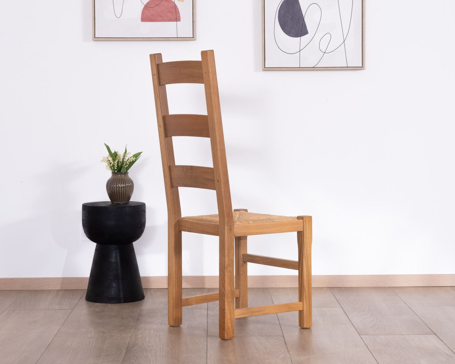 Chaise de repas en chêne massif et assise tressée "Antique" esprit classique