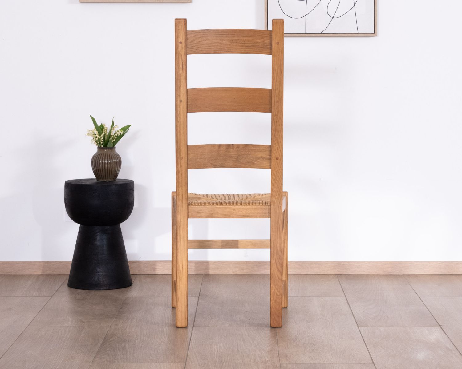 Chaise de repas en chêne massif et assise tressée "Antique" esprit classique