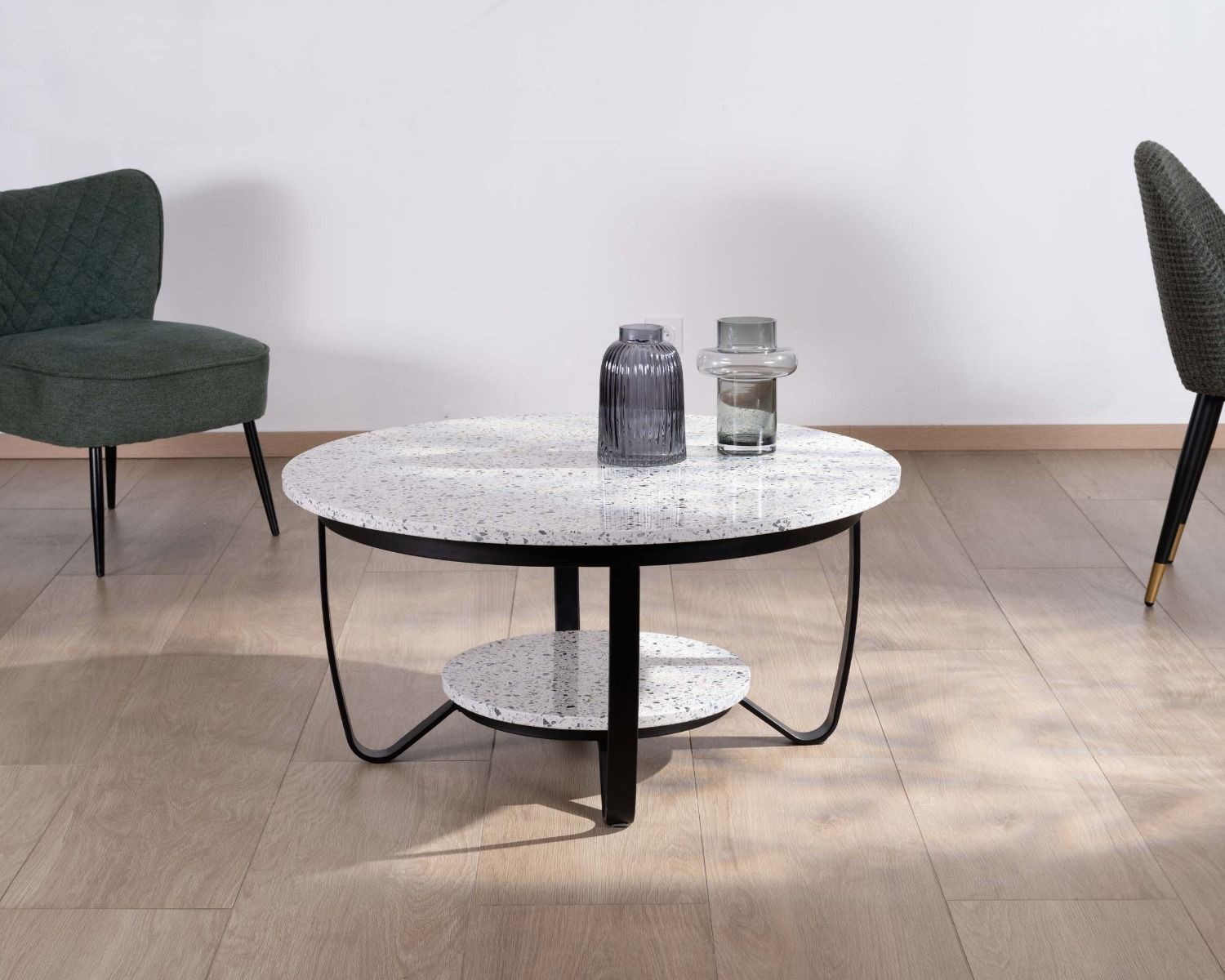 Table basse ronde en terrazzo blanc et métal noir "Galatée"