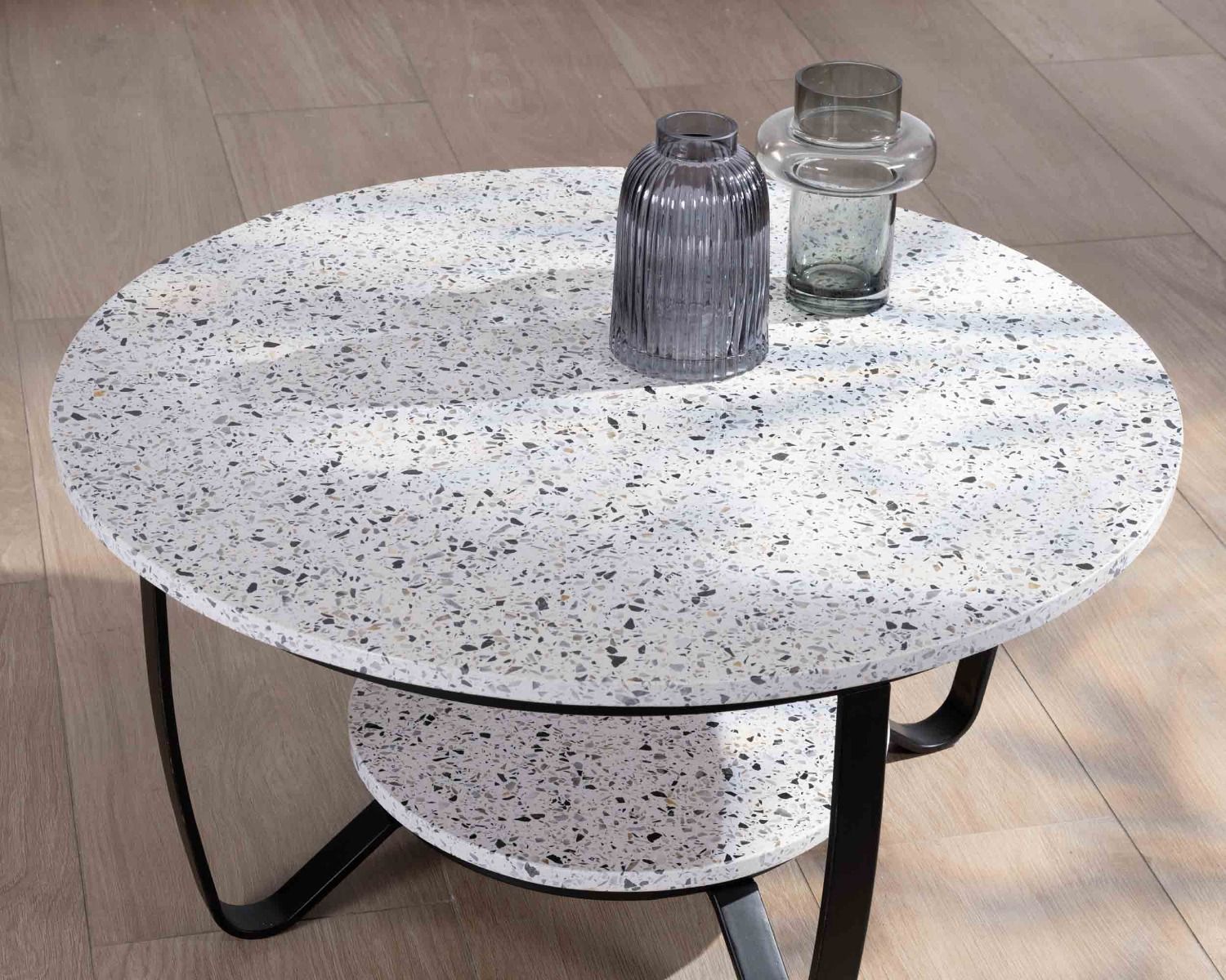 Table basse ronde en terrazzo blanc et métal noir "Galatée"