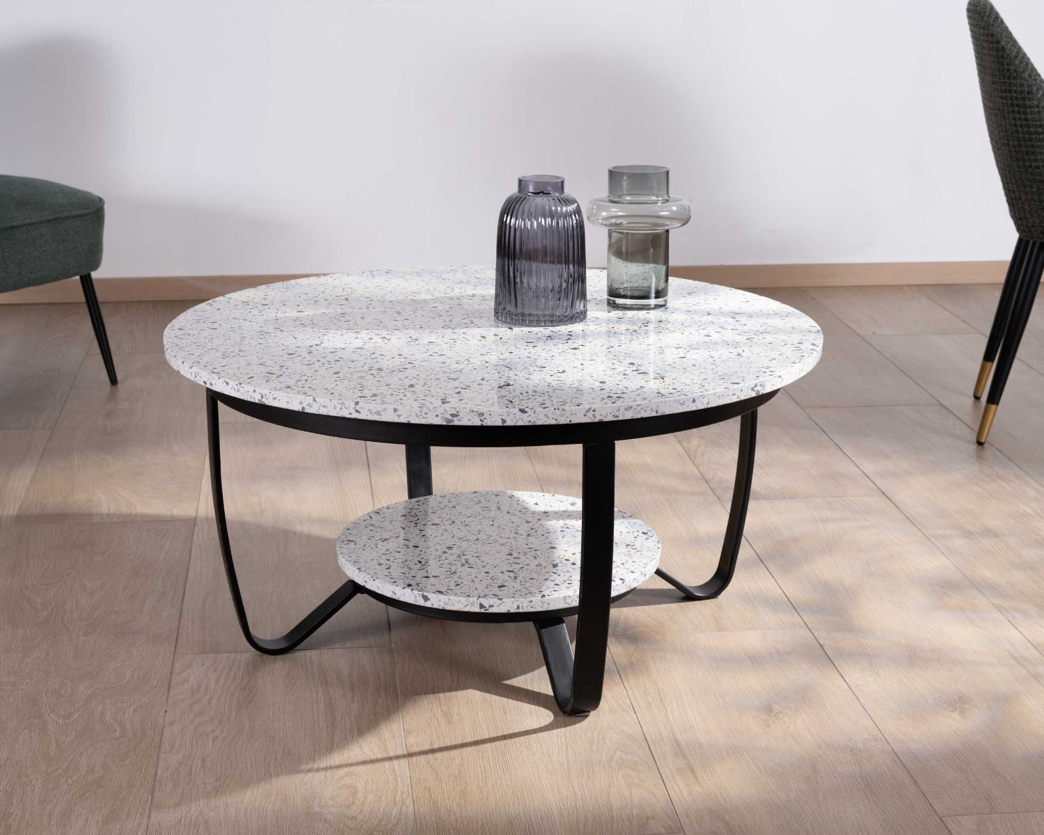 Table basse ronde en terrazzo blanc et métal noir "Galatée"