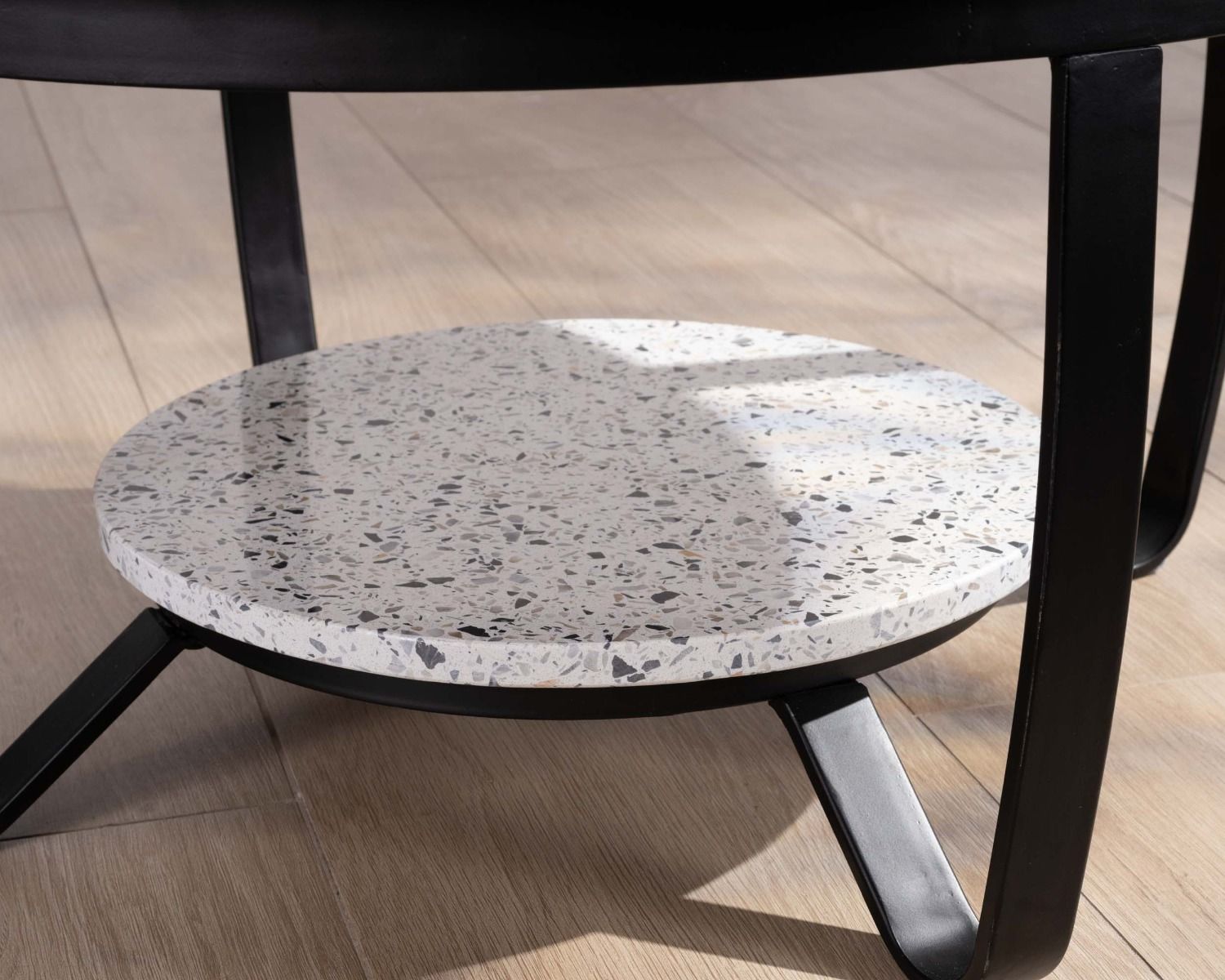 Table basse ronde en terrazzo blanc et métal noir "Galatée"