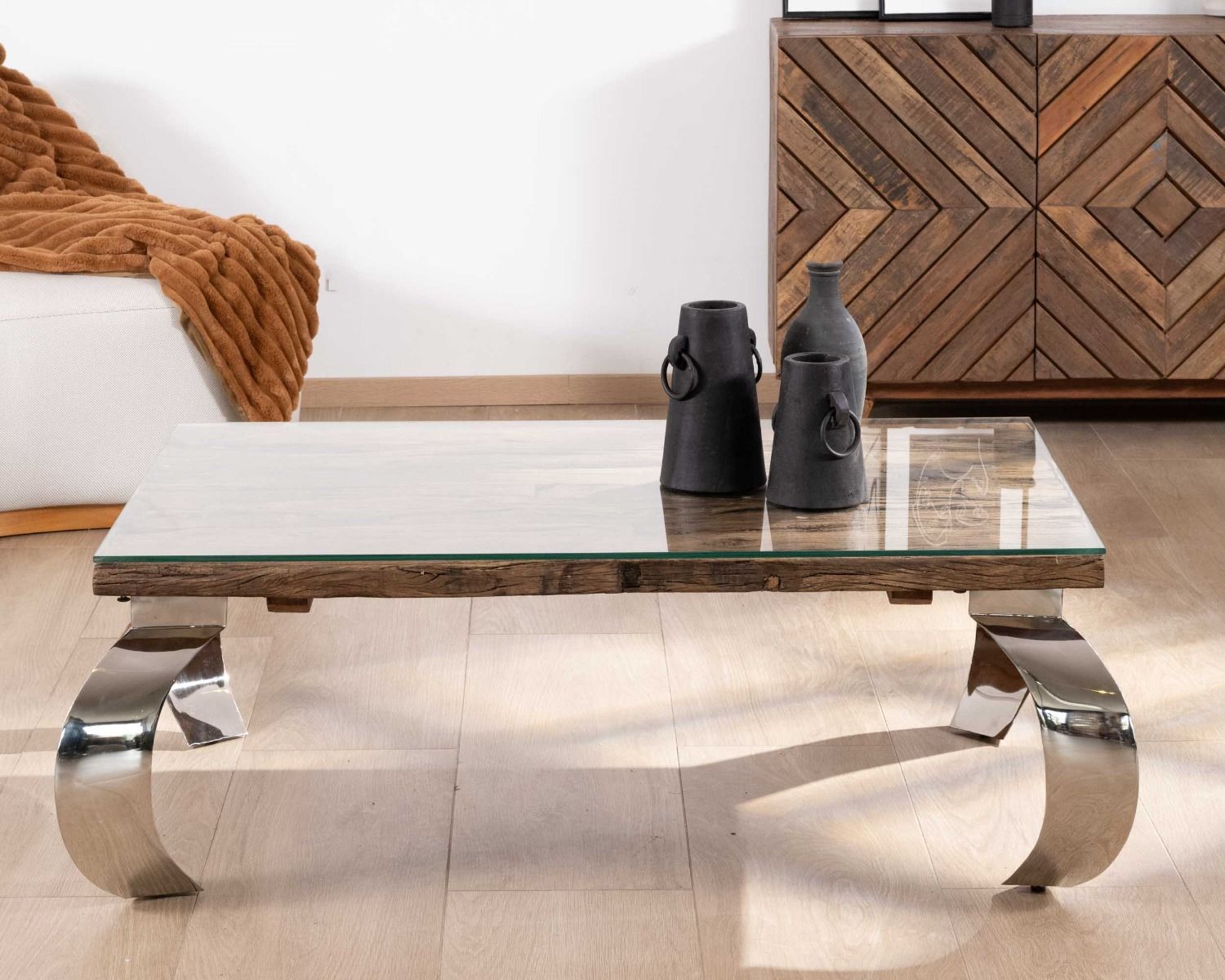 Table basse rectangulaire bois recyclé rustique, plateau verre et pieds design métal brillant opium "Timber"