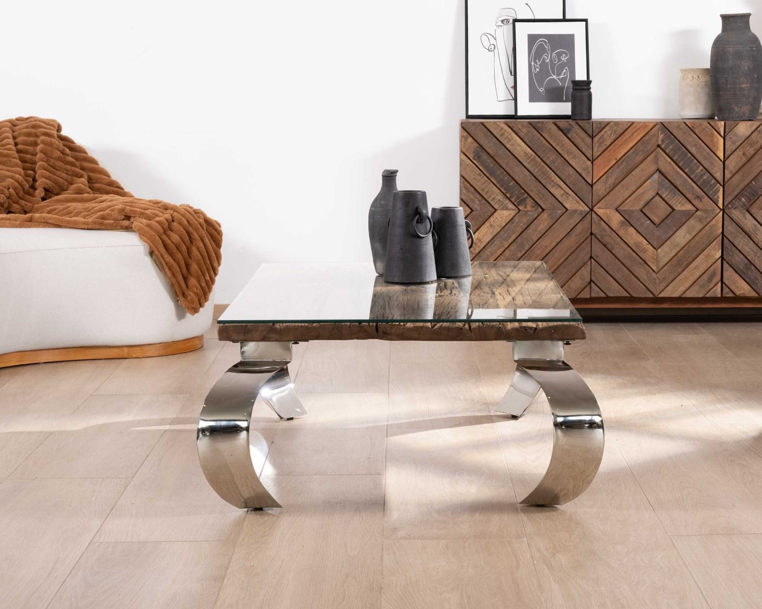 Table basse rectangulaire bois recyclé rustique, plateau verre et pieds design métal brillant opium "Timber"