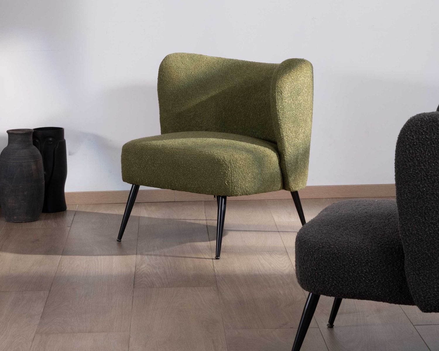 Fauteuil crapaud en tissu vert et pieds métal "Ripple"