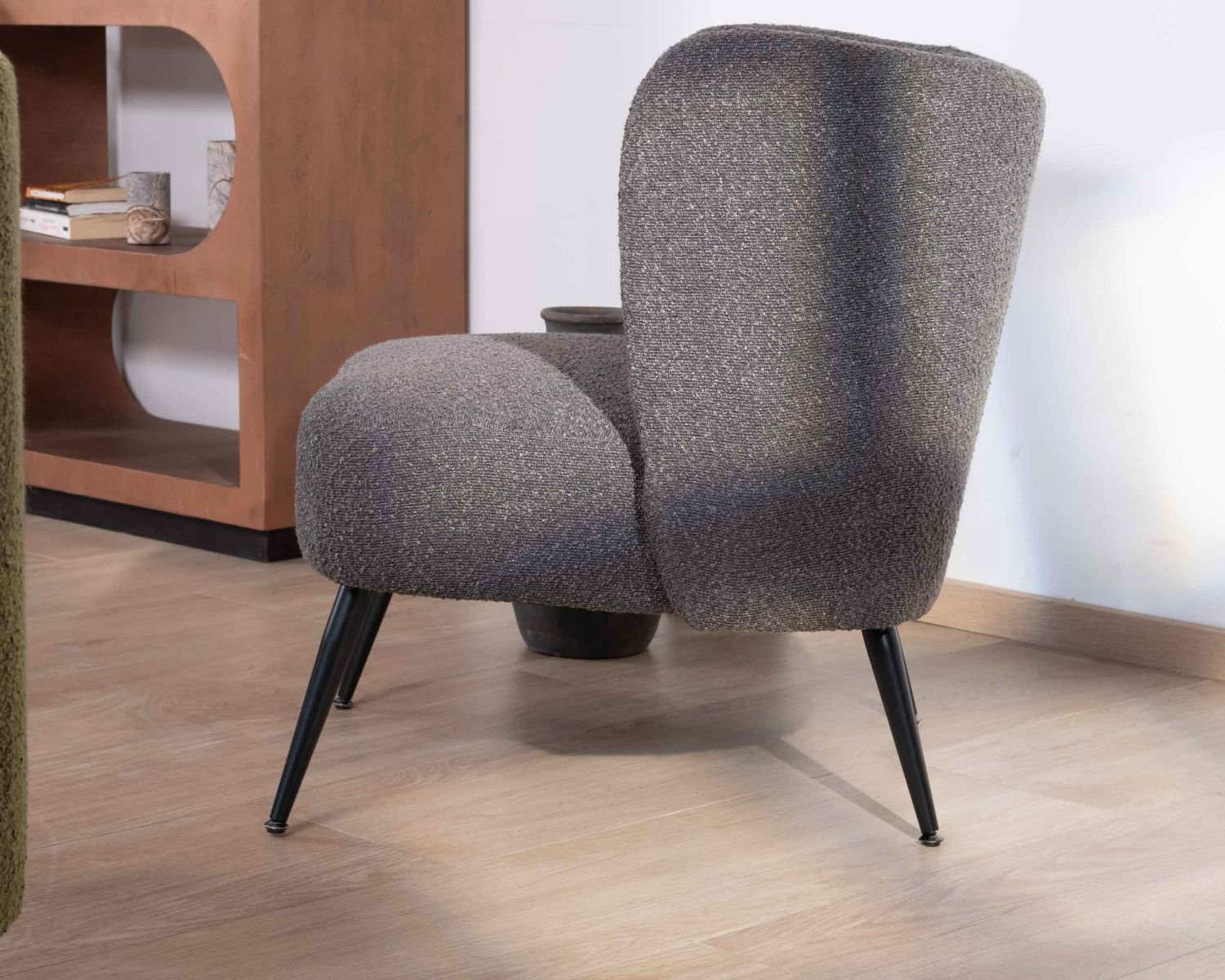 Fauteuil crapaud en tissu gris anthracite et pieds métal "Ripple"
