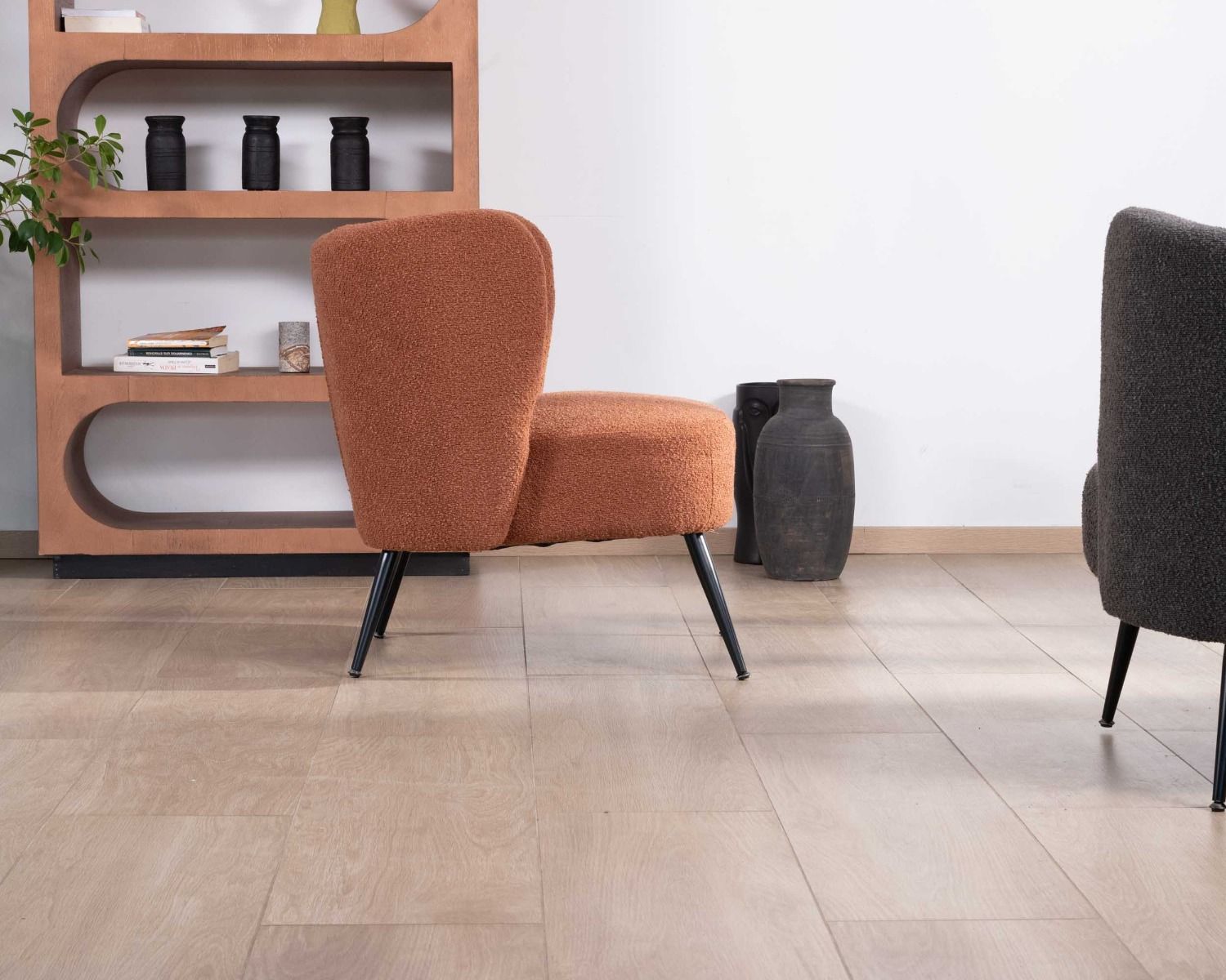 Fauteuil crapaud en tissu terracotta et pieds métal "Ripple"