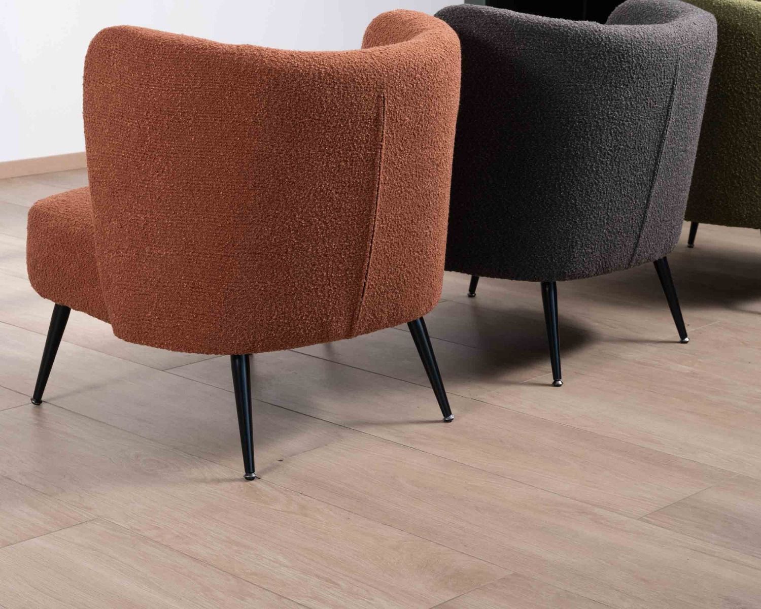 Fauteuil crapaud en tissu terracotta et pieds métal "Ripple"