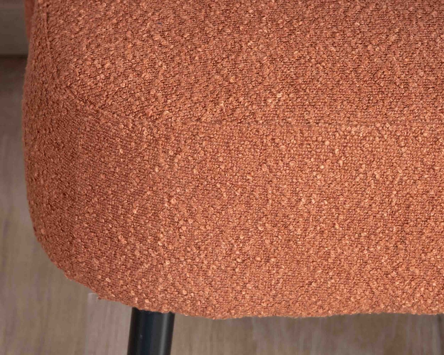 Fauteuil crapaud en tissu terracotta et pieds métal "Ripple"