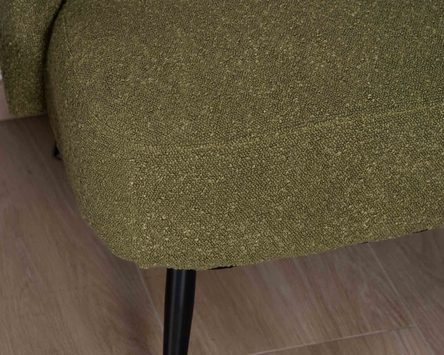 Fauteuil crapaud en tissu vert et pieds métal "Ripple"