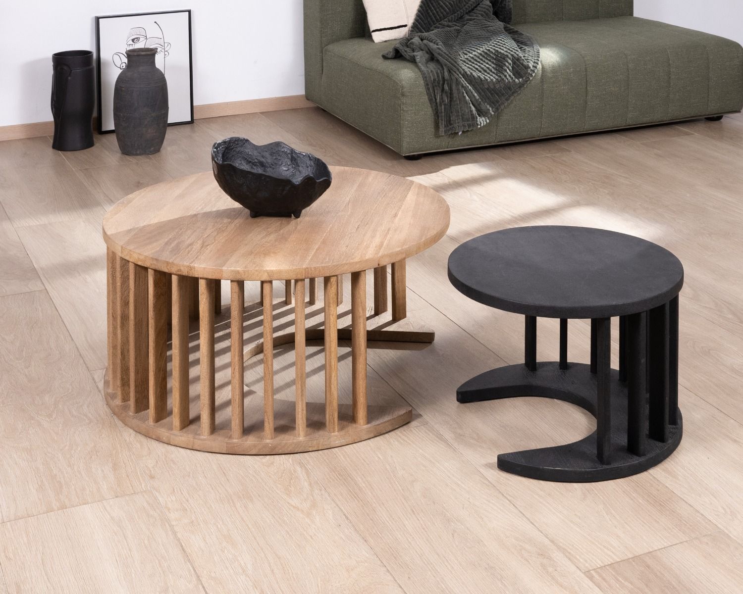 Duo de tables basses rondes en manguier sablé marron et noir "Koneks"