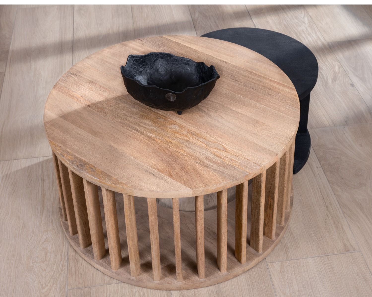 Duo de tables basses rondes en manguier sablé marron et noir "Koneks"