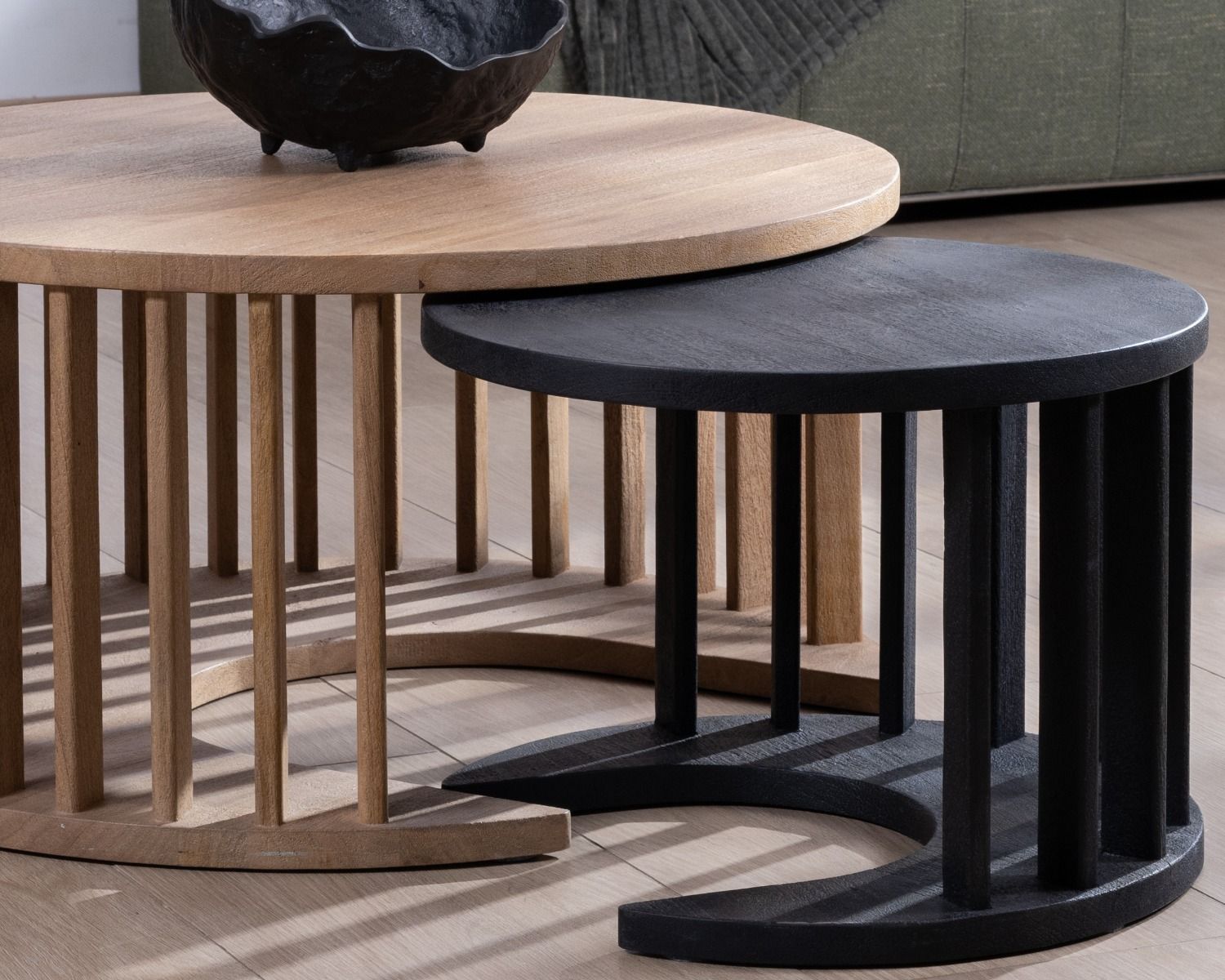 Duo de tables basses rondes en manguier sablé marron et noir "Koneks"
