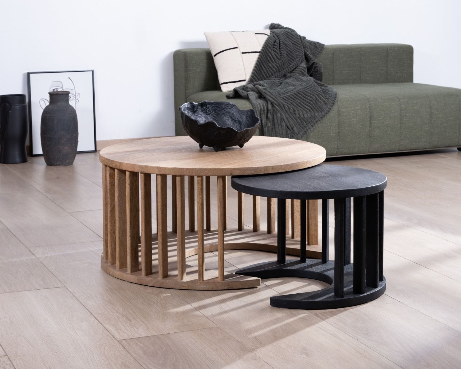 Duo de tables basses rondes en manguier sablé marron et noir "Koneks"