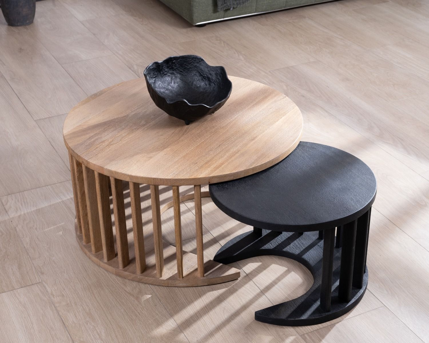 Duo de tables basses rondes en manguier sablé marron et noir "Koneks"