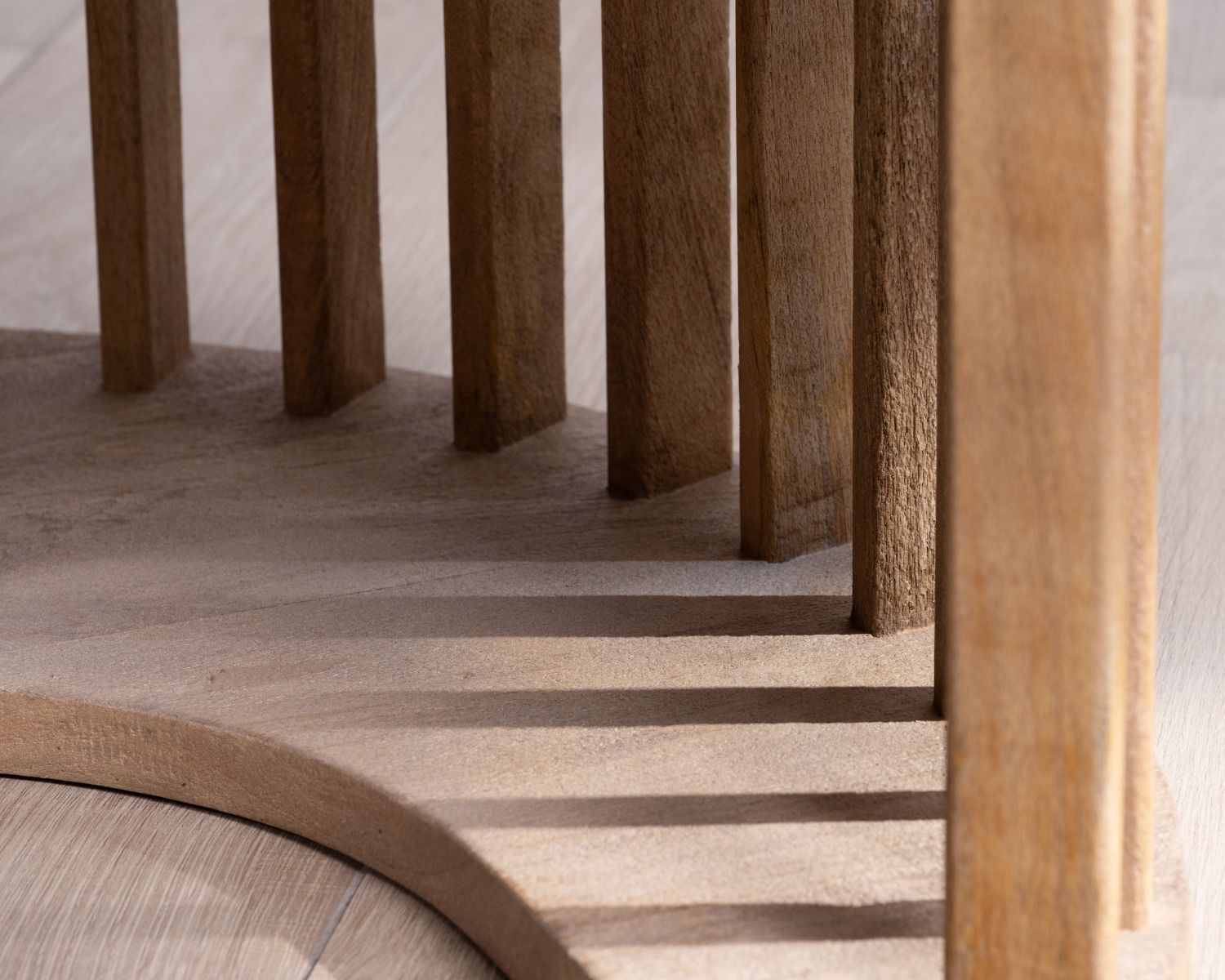 Duo de tables basses rondes en manguier sablé marron et noir "Koneks"