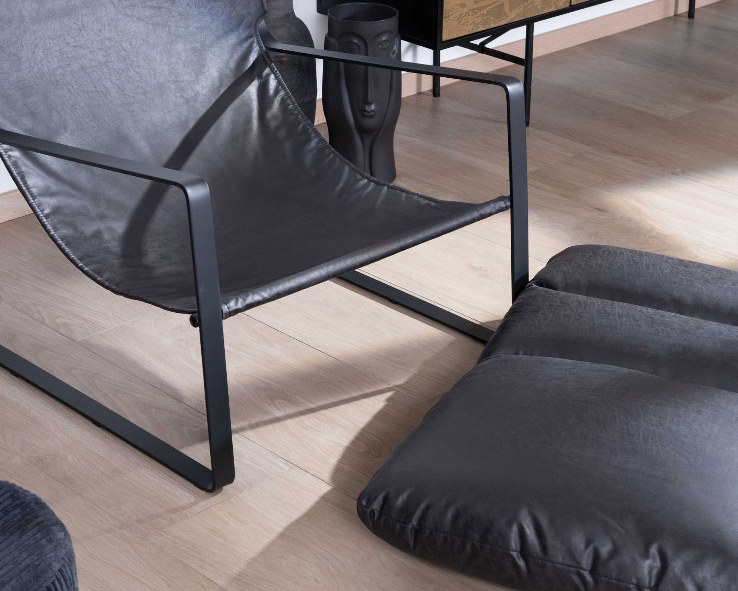Fauteuil club revisité tissu anthracite et métal noir "Torsten"