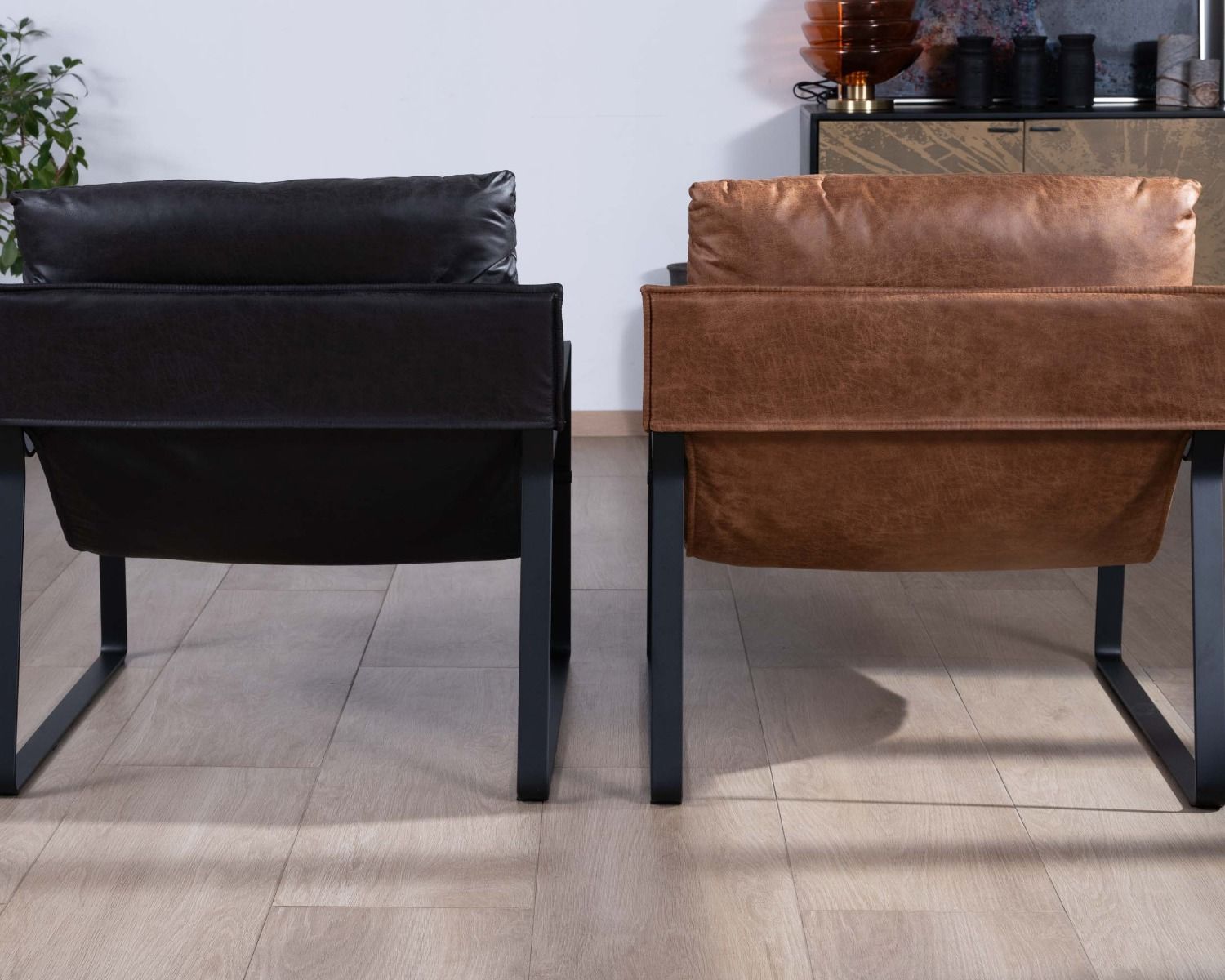 Fauteuil rétro tissu havane et métal noir "Torsten"