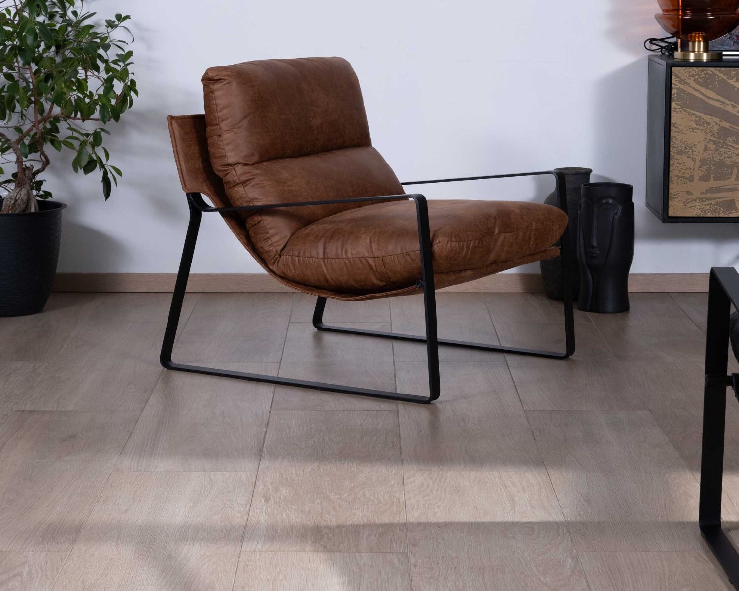 Fauteuil rétro tissu havane et métal noir "Torsten"