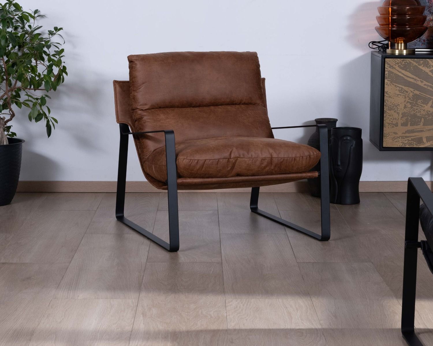Fauteuil rétro tissu havane et métal noir "Torsten"