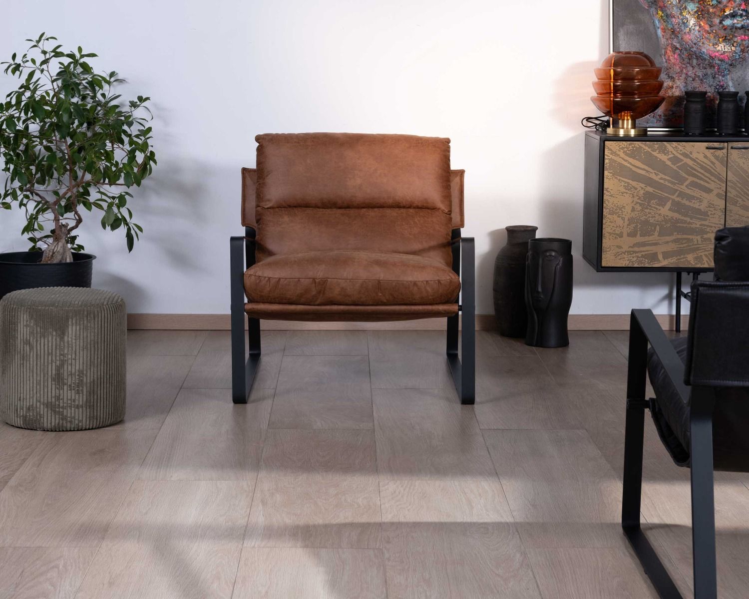 Fauteuil rétro tissu havane et métal noir "Torsten"