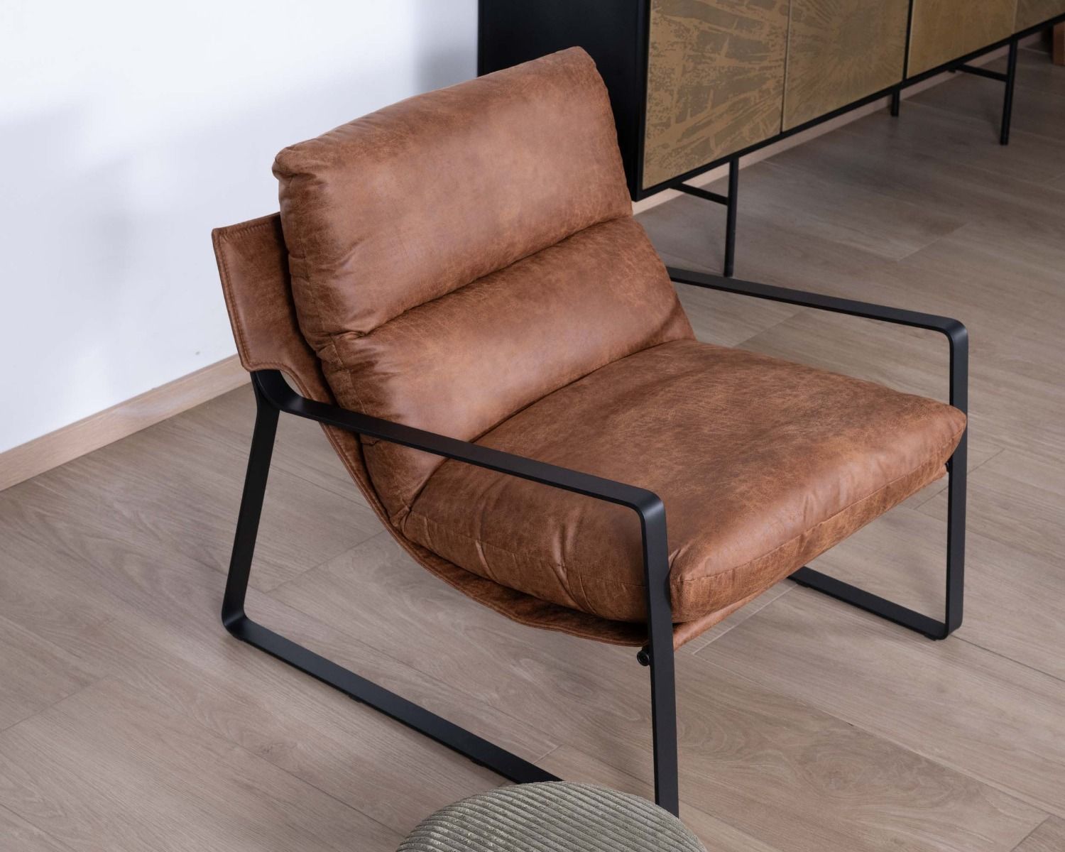 Fauteuil rétro tissu havane et métal noir "Torsten"